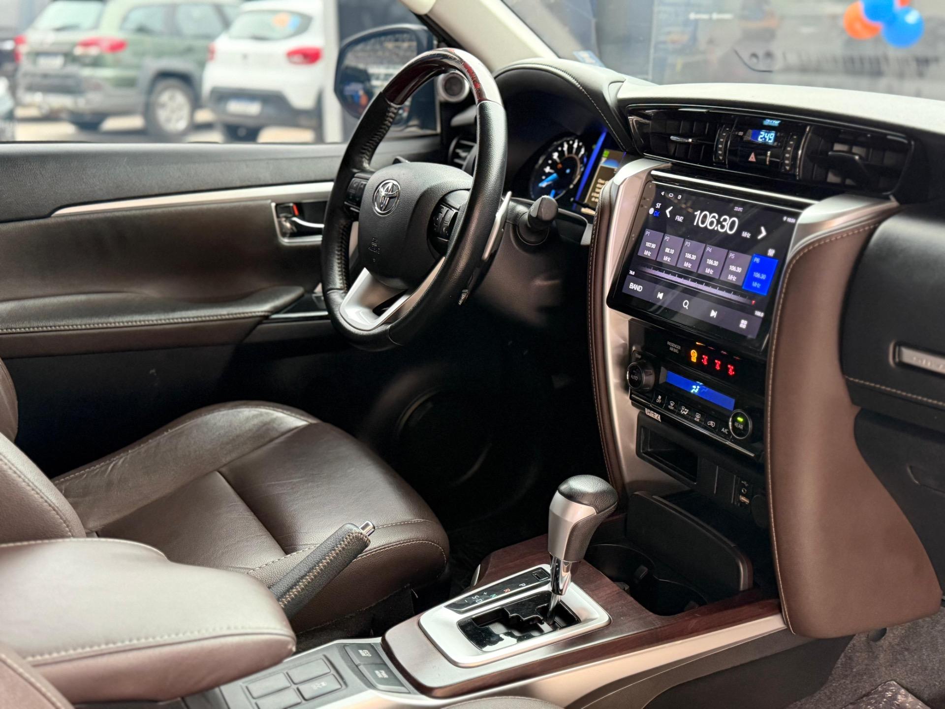 TOYOTA Hilux SW4 - Foto