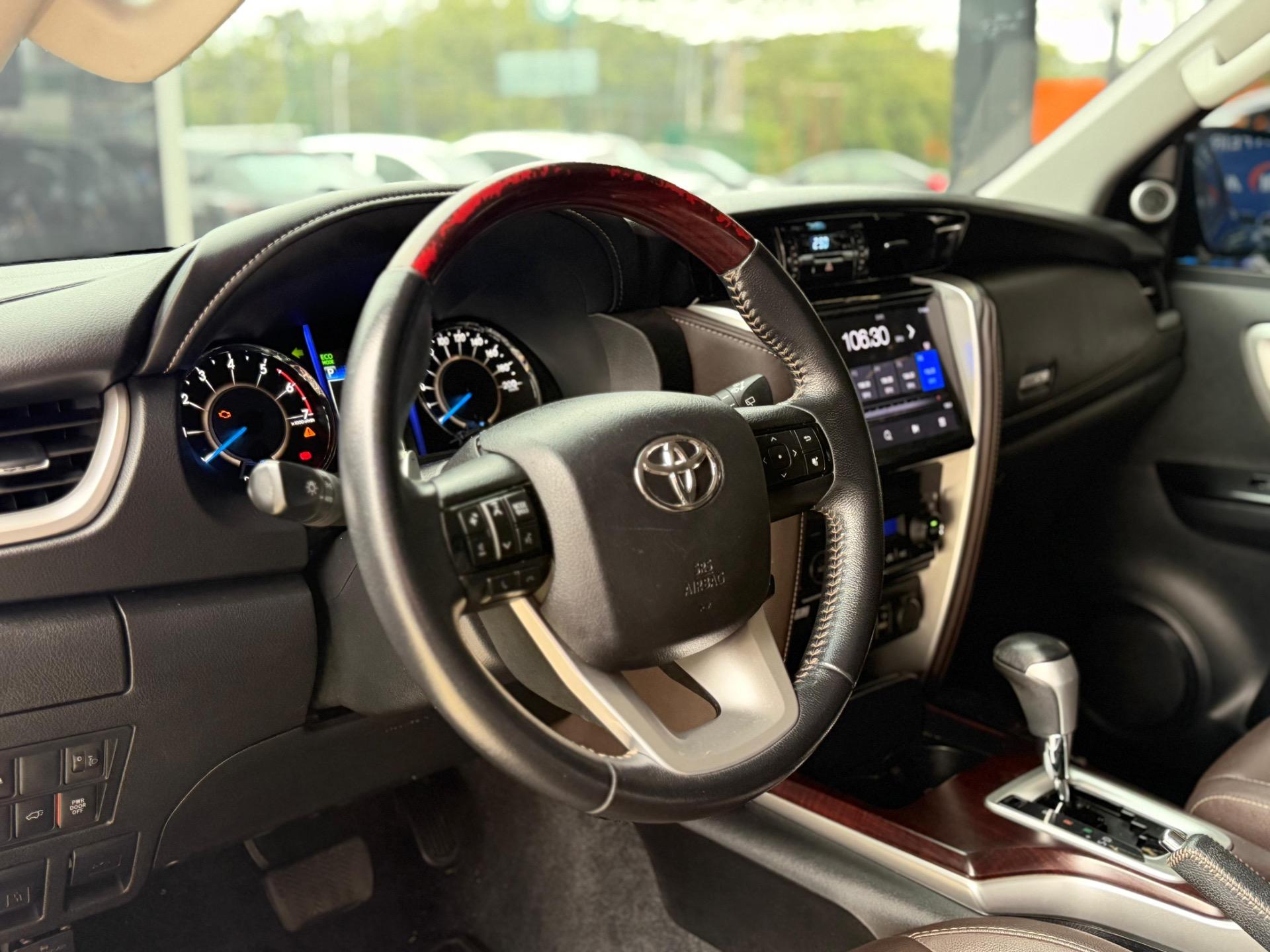 TOYOTA Hilux SW4 - Foto