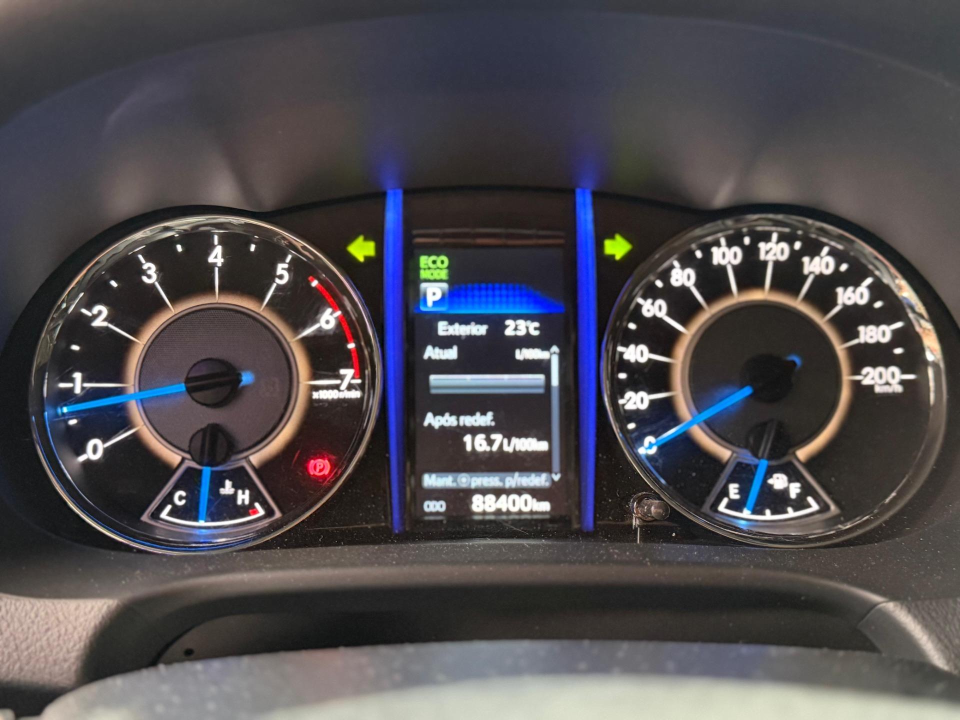 TOYOTA Hilux SW4 - Foto