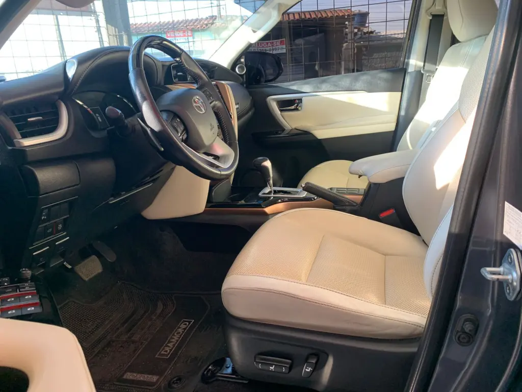 TOYOTA Hilux SW4 - Foto