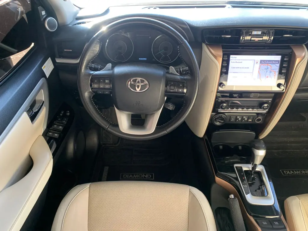 TOYOTA Hilux SW4 - Foto