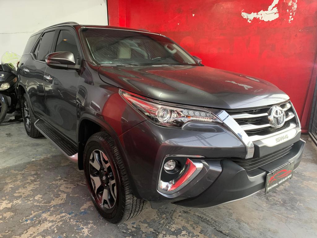 TOYOTA Hilux SW4