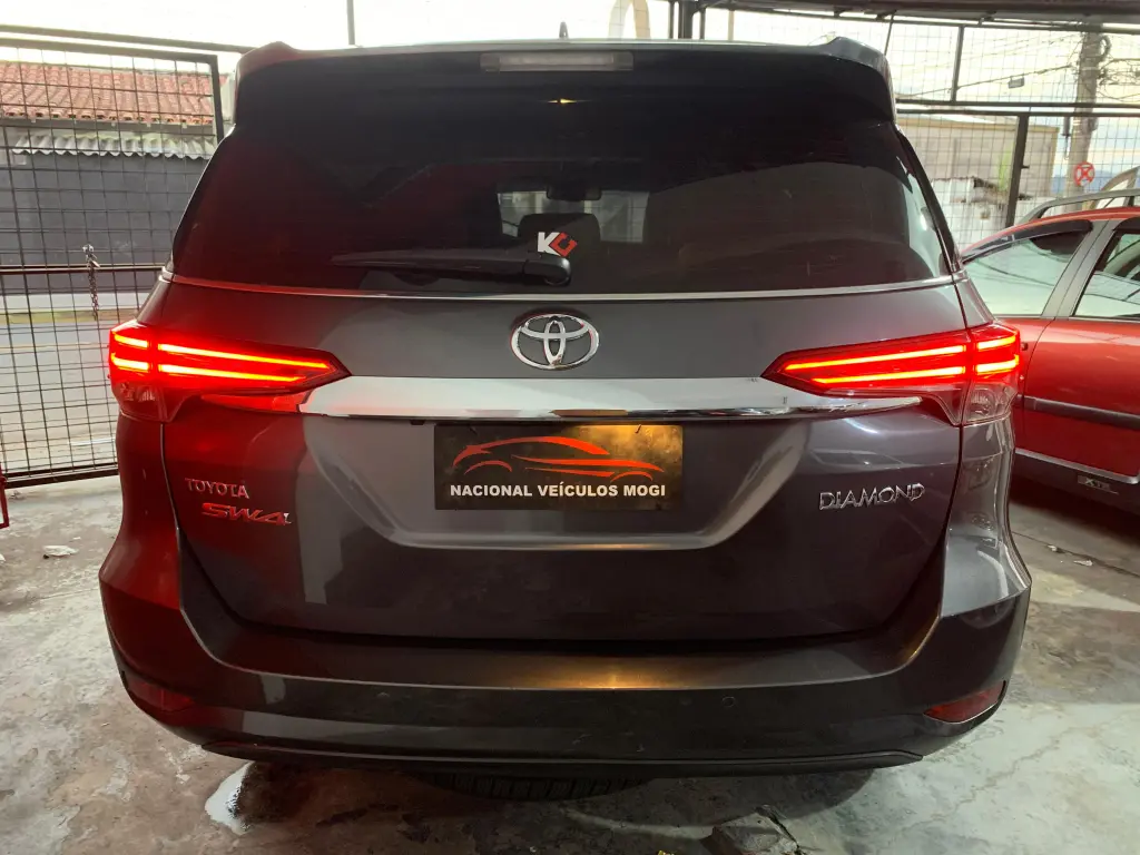 TOYOTA Hilux SW4 - Foto