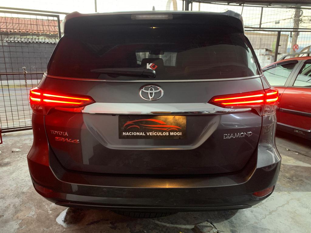 TOYOTA Hilux SW4 - Foto