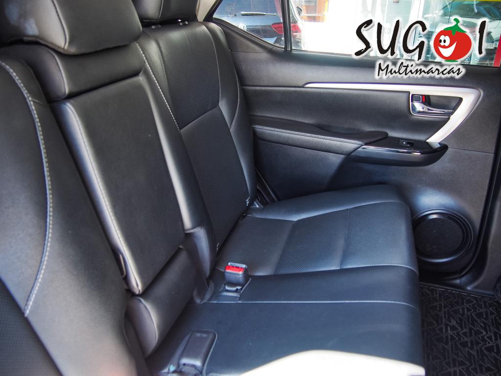 TOYOTA Hilux SW4 - Foto