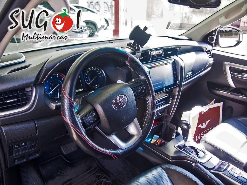 TOYOTA Hilux SW4 - Foto