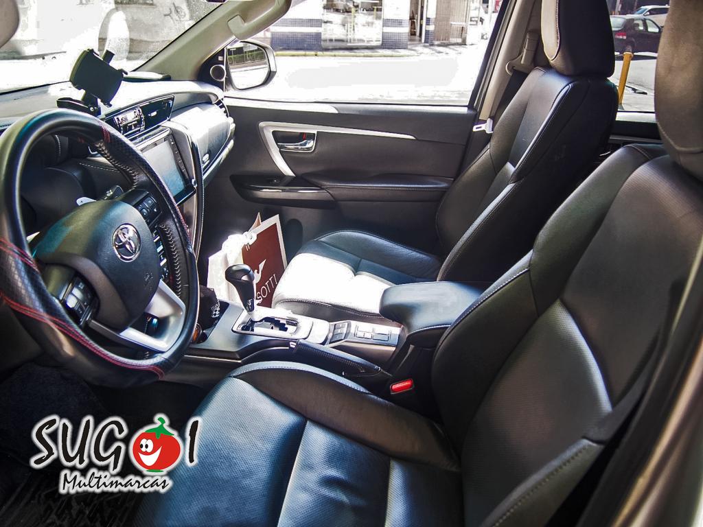 TOYOTA Hilux SW4 - Foto