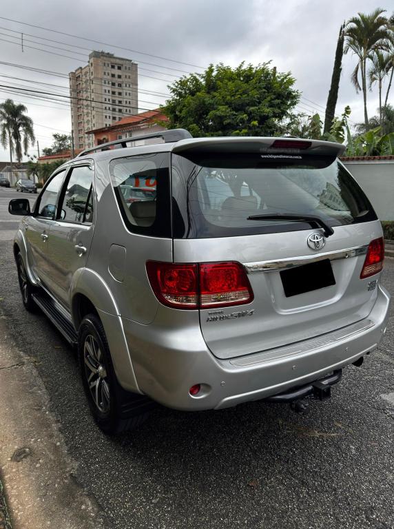 TOYOTA Hilux SW4 - Foto