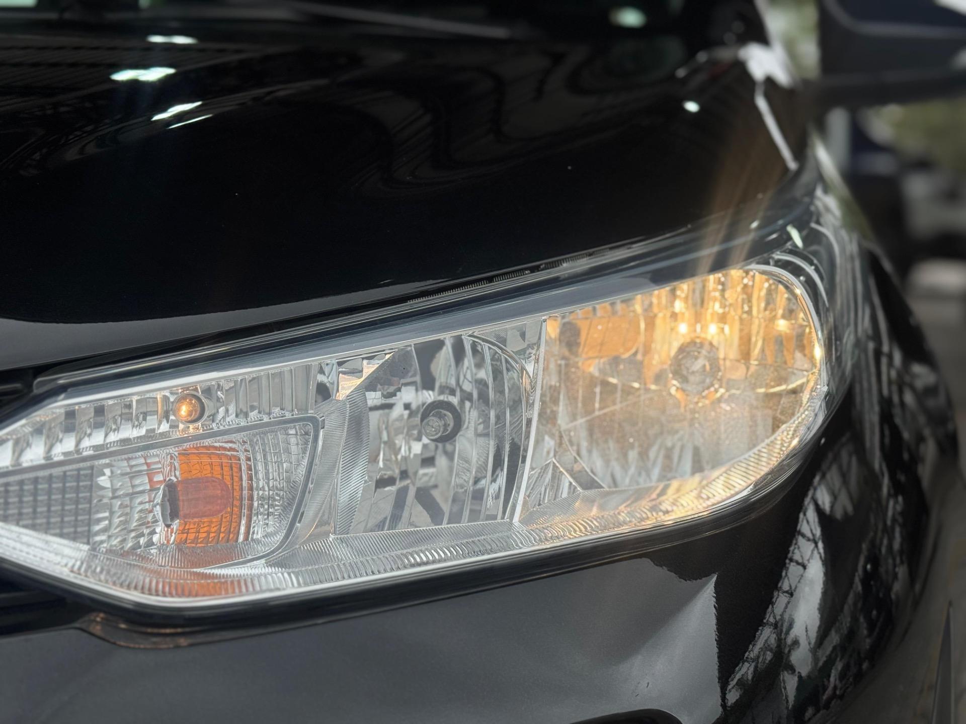 TOYOTA Yaris Sedan - Foto