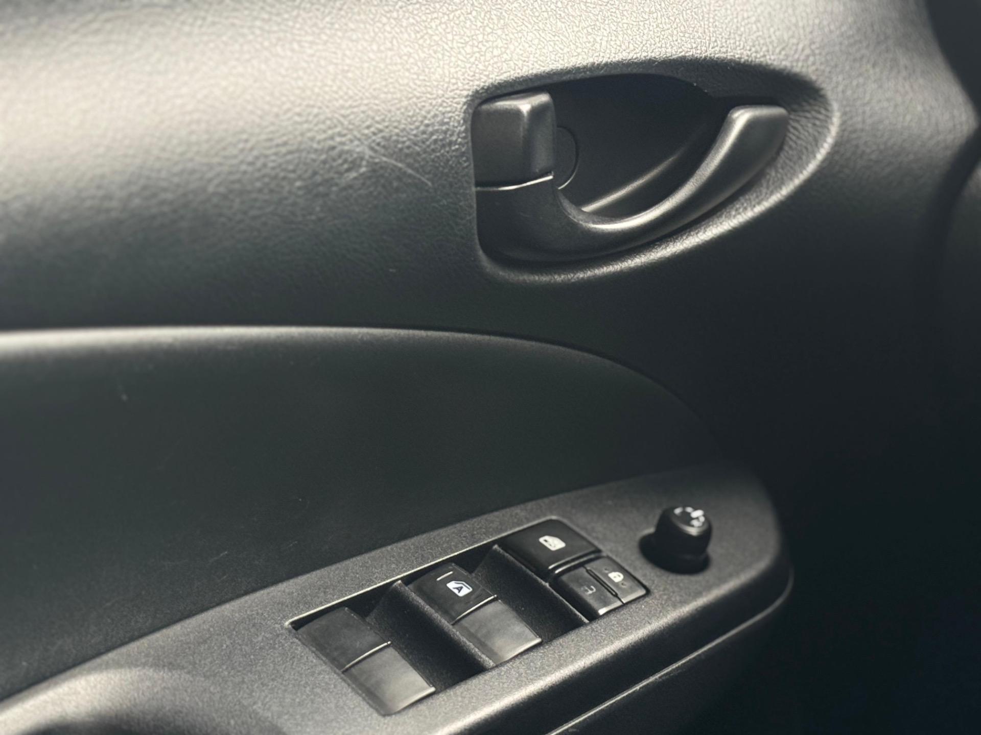 TOYOTA Yaris Sedan - Foto