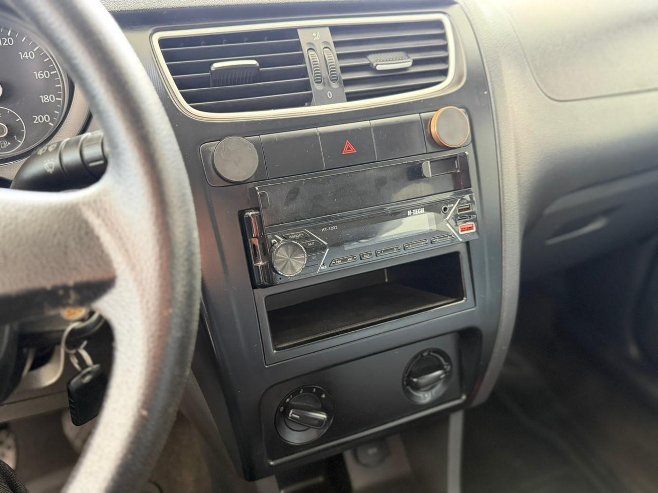 VOLKSWAGEN Fox - Foto