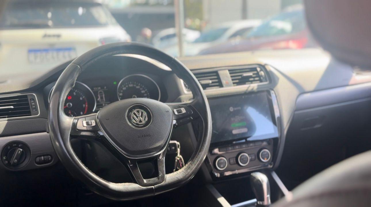 VOLKSWAGEN Jetta - Foto