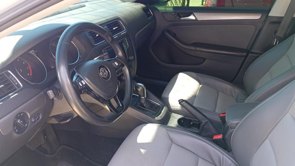 VOLKSWAGEN Jetta - Foto