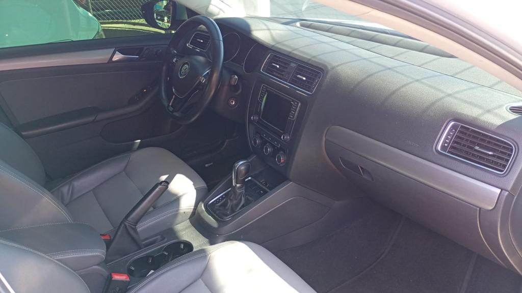 VOLKSWAGEN Jetta - Foto