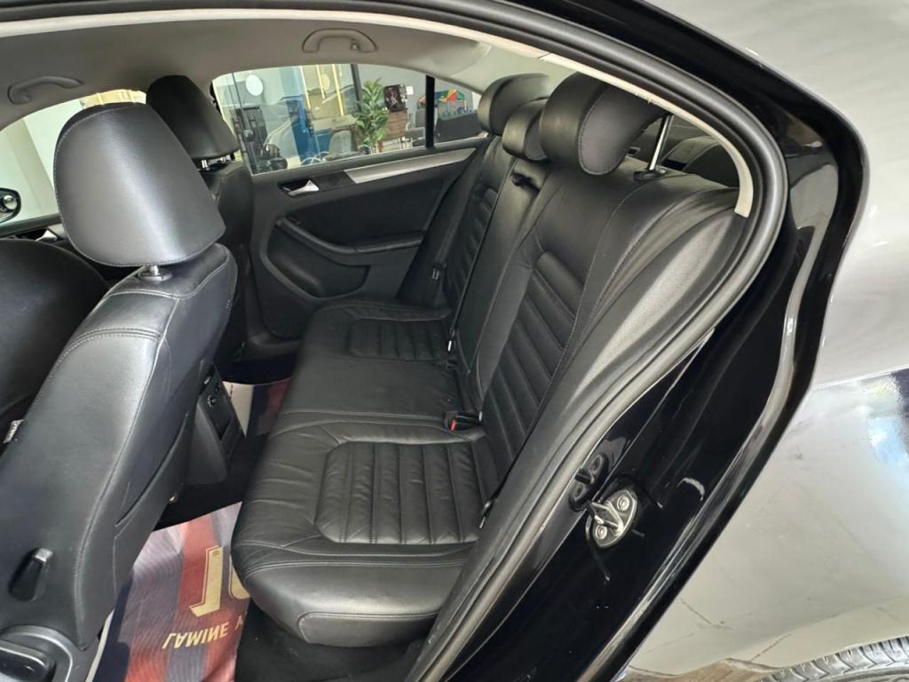 VOLKSWAGEN Jetta - Foto