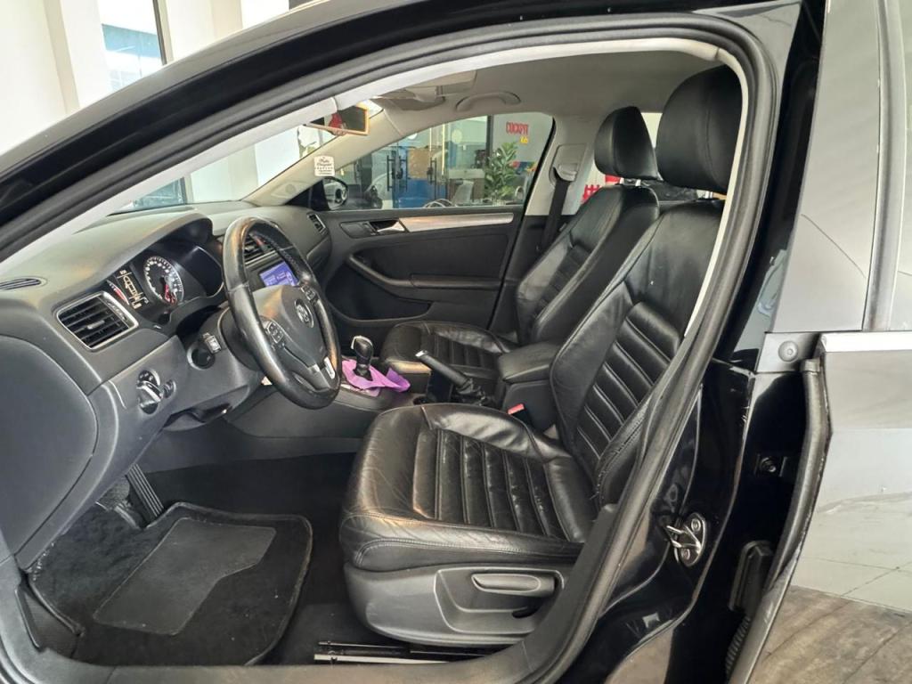 VOLKSWAGEN Jetta - Foto