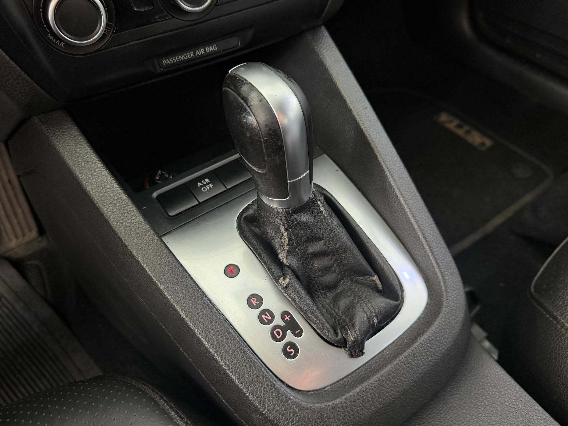 VOLKSWAGEN Jetta - Foto