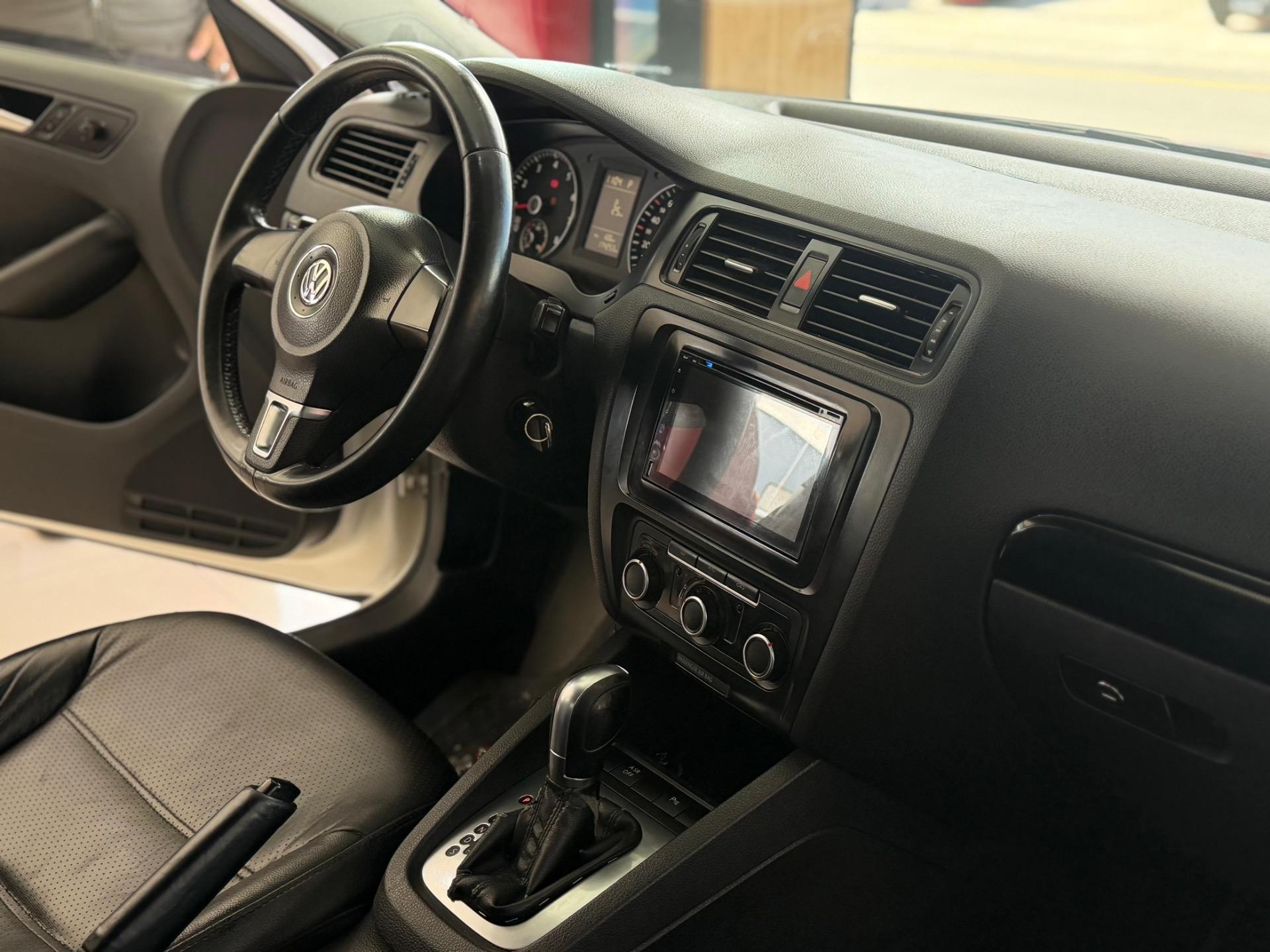 VOLKSWAGEN Jetta - Foto