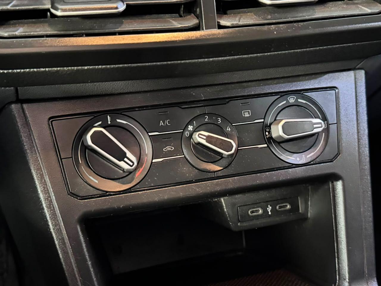 VOLKSWAGEN Polo Hatch - Foto