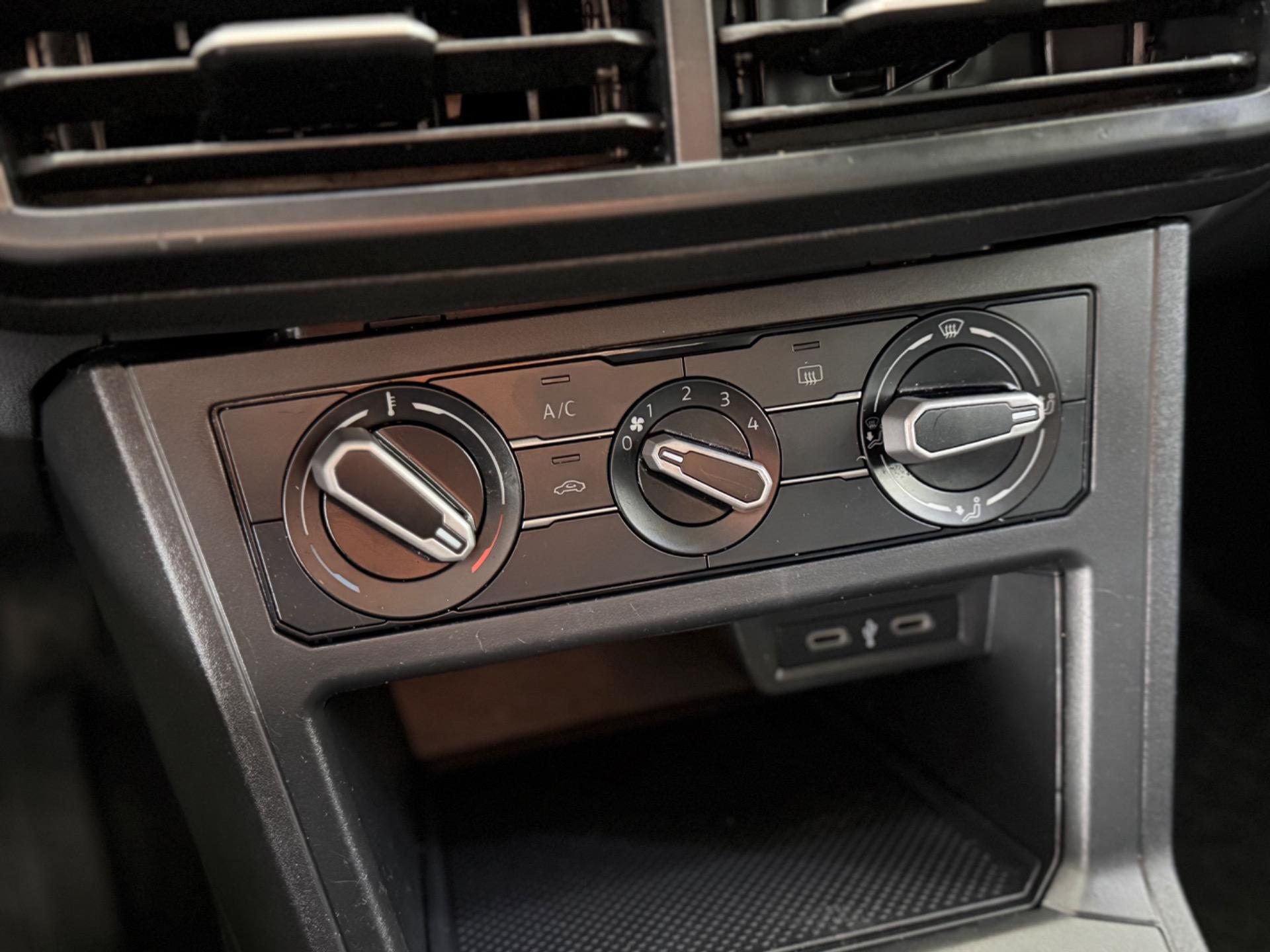 VOLKSWAGEN Polo Hatch - Foto