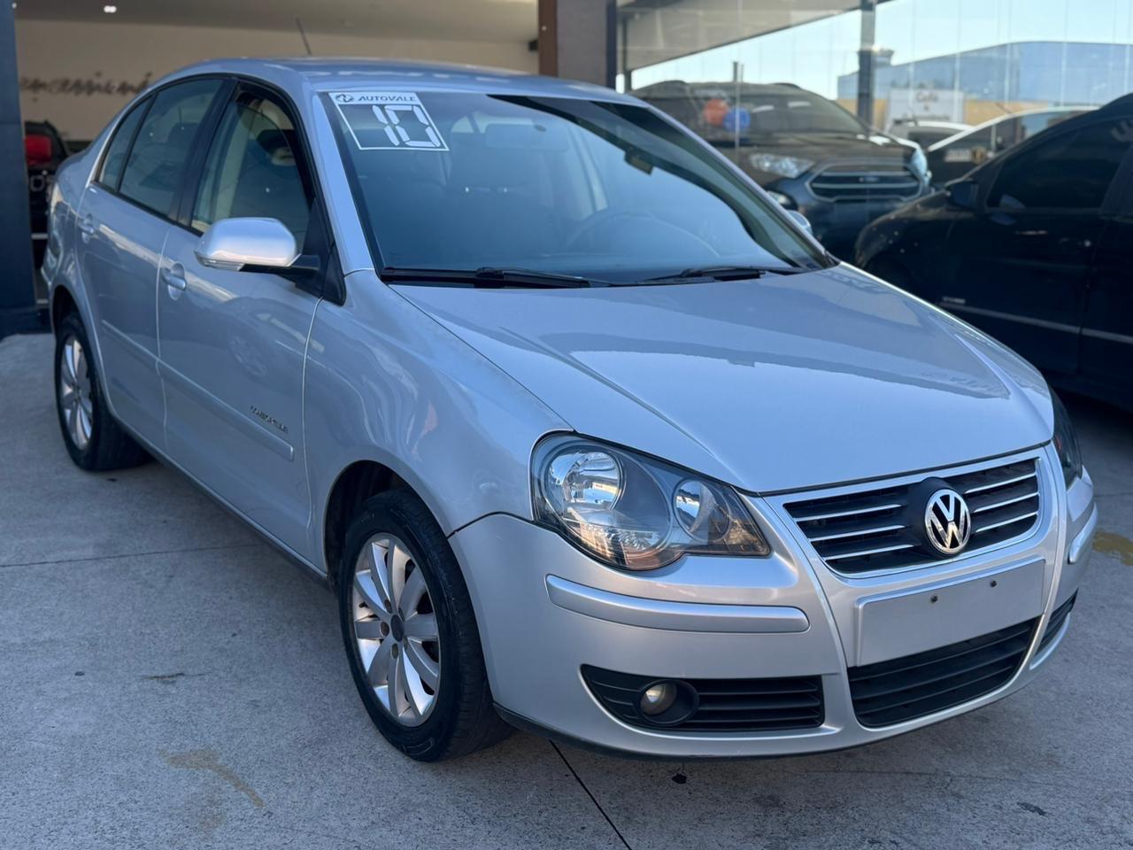 VOLKSWAGEN Polo Sedan - Foto