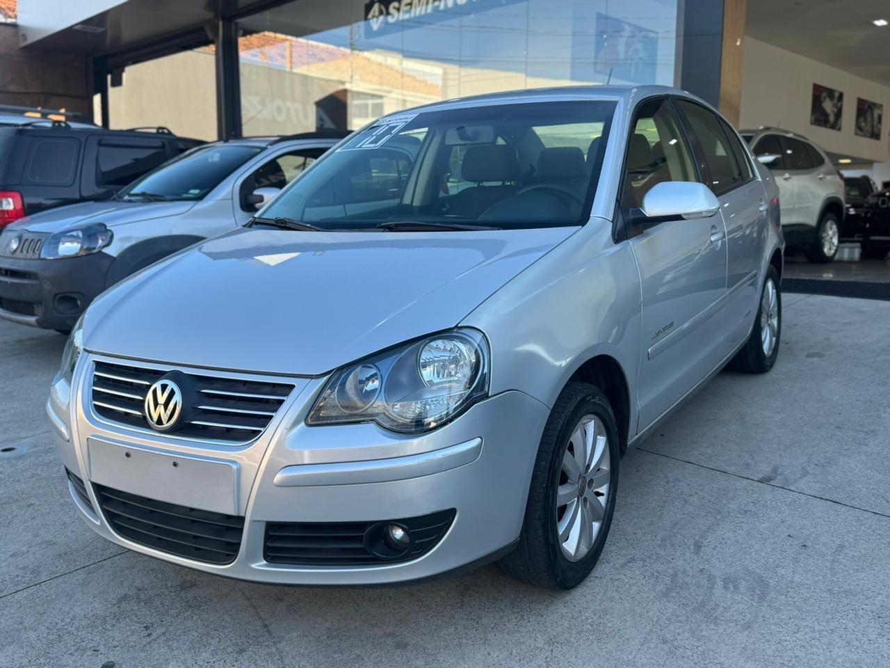 VOLKSWAGEN Polo Sedan - Foto