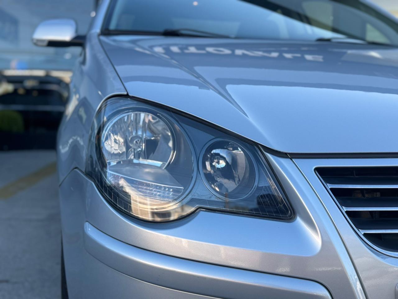 VOLKSWAGEN Polo Sedan - Foto