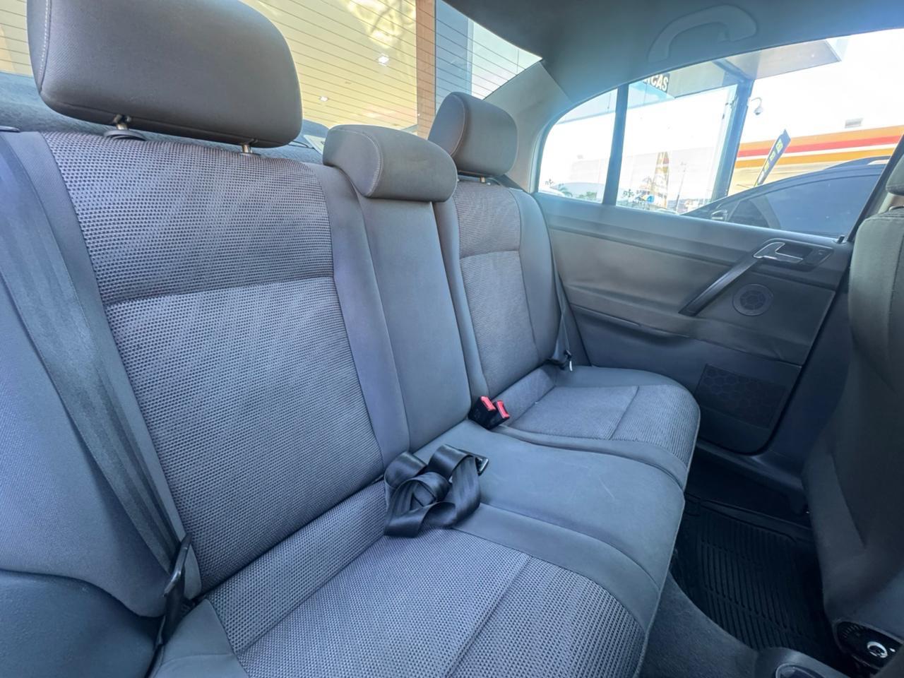 VOLKSWAGEN Polo Sedan - Foto