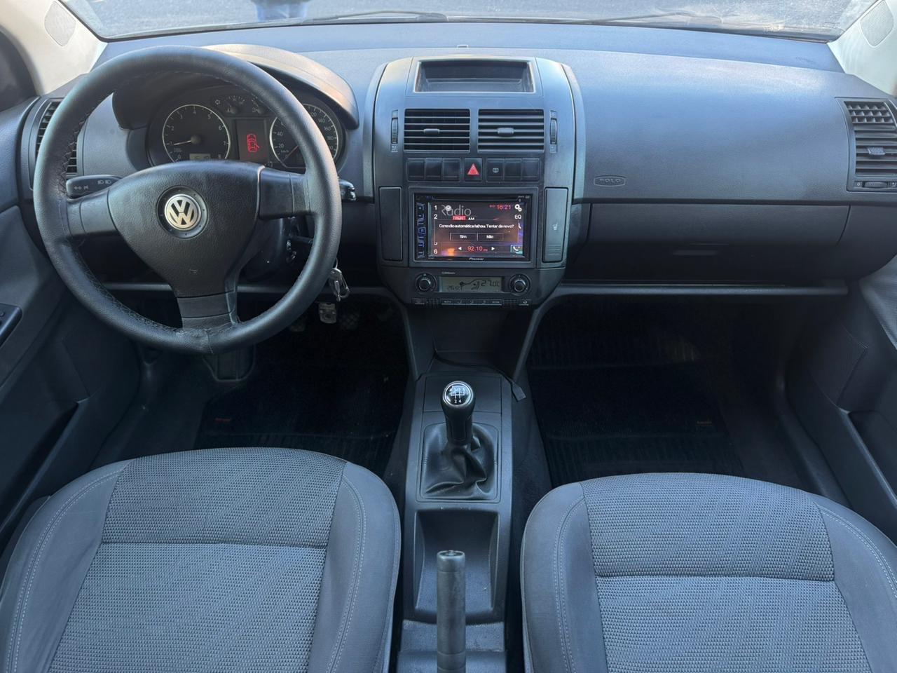 VOLKSWAGEN Polo Sedan - Foto