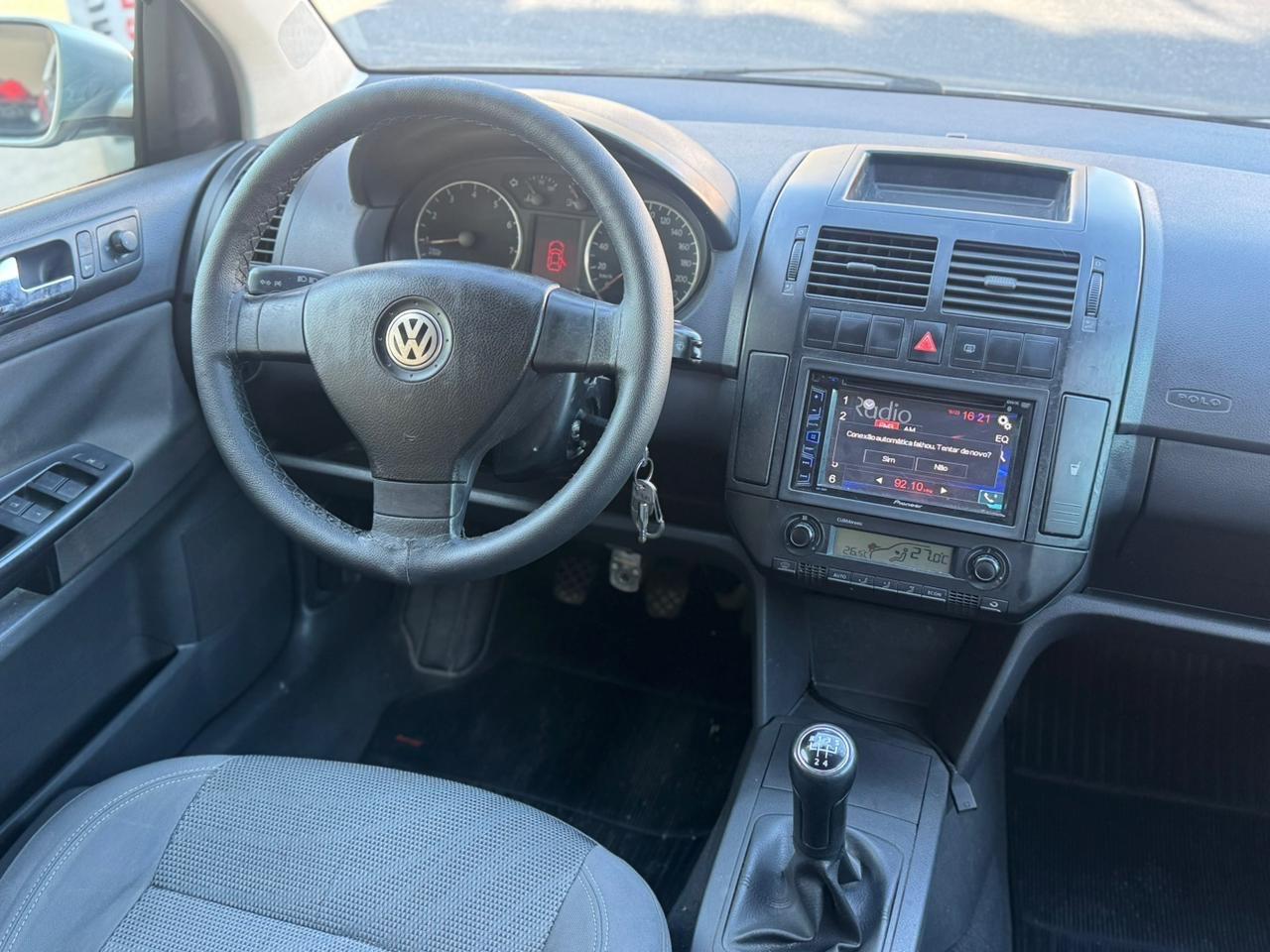 VOLKSWAGEN Polo Sedan - Foto
