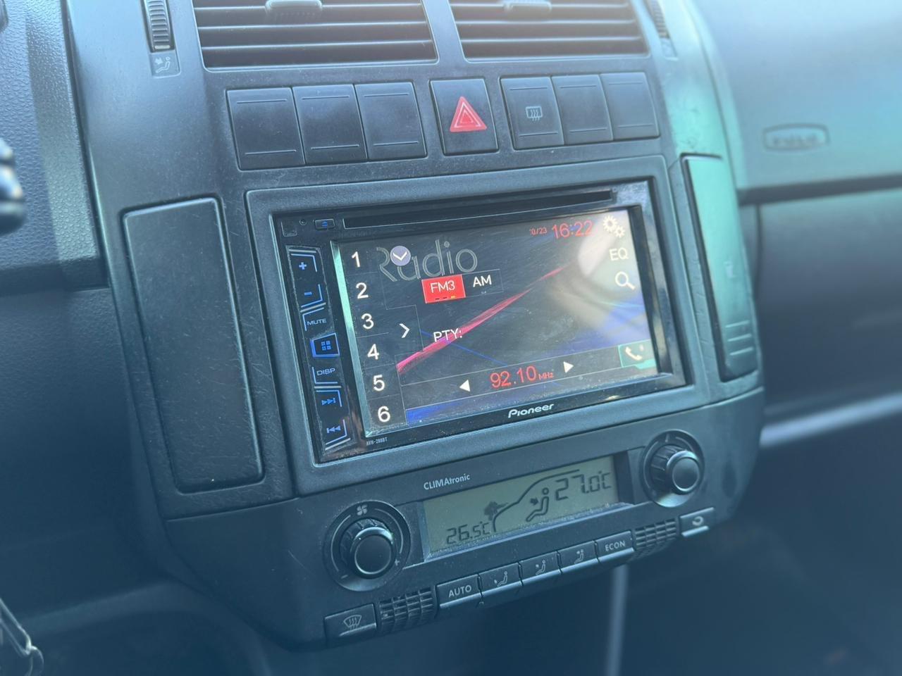 VOLKSWAGEN Polo Sedan - Foto