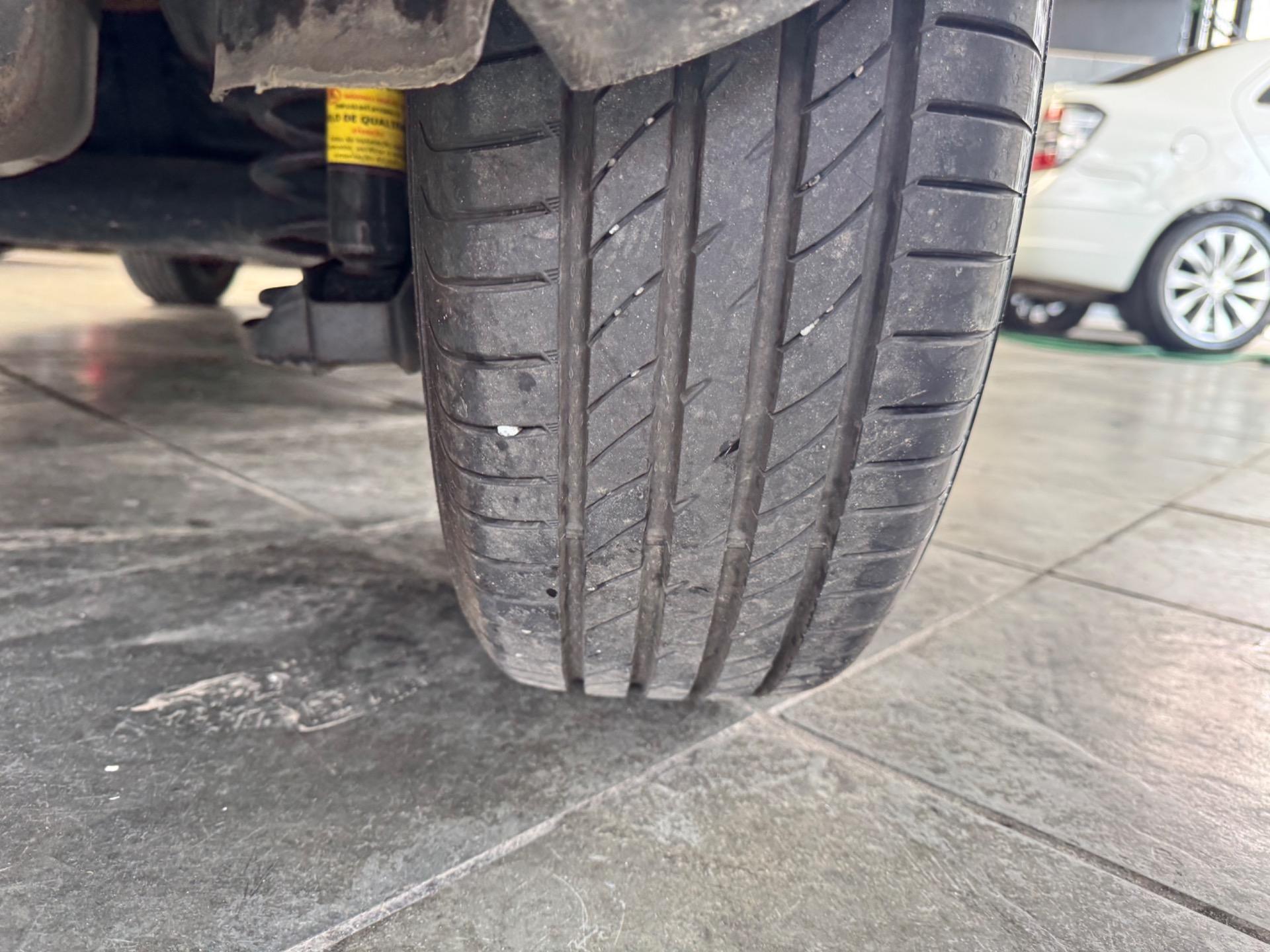 VOLKSWAGEN Polo Sedan - Foto