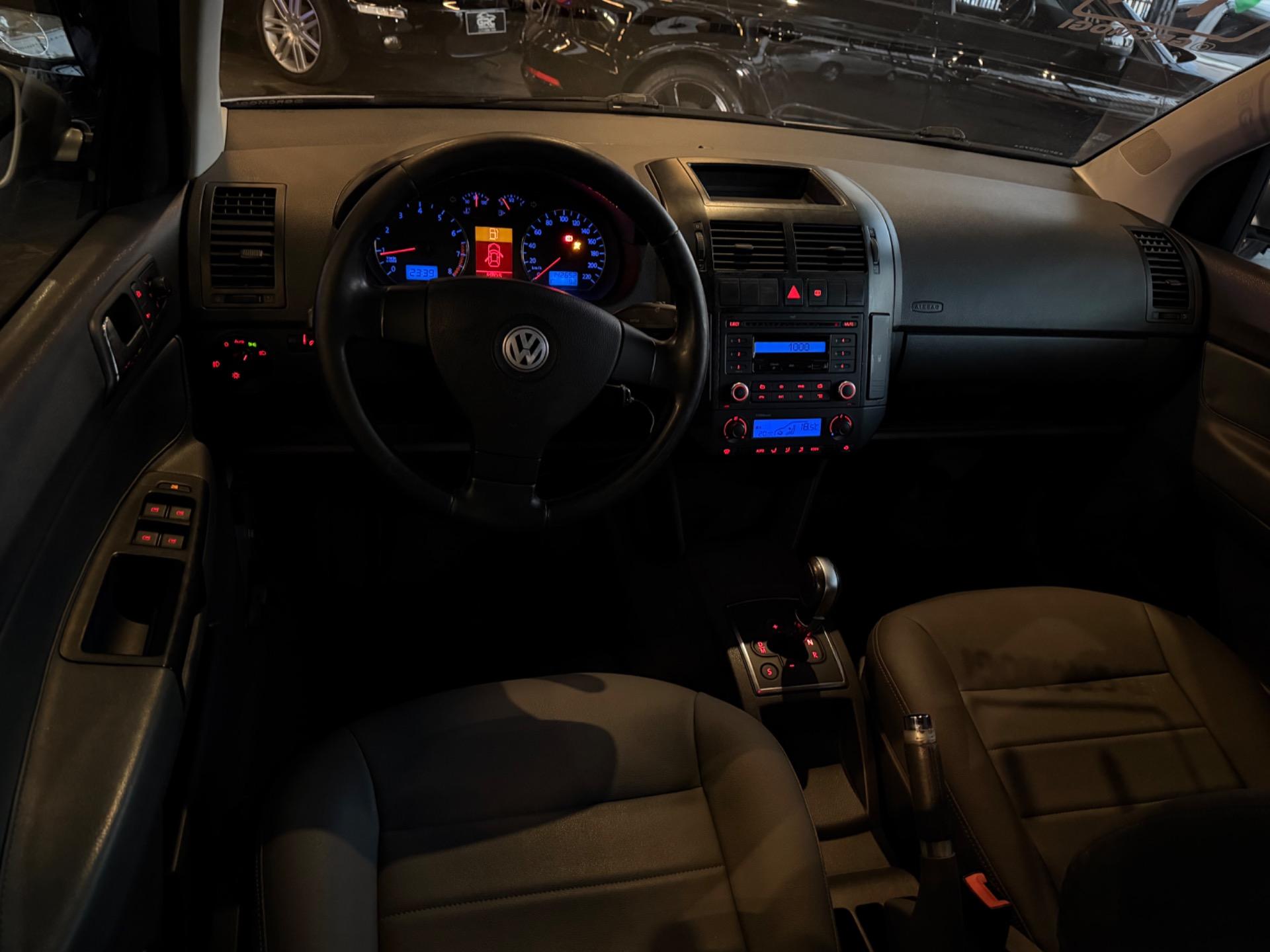 VOLKSWAGEN Polo Sedan - Foto