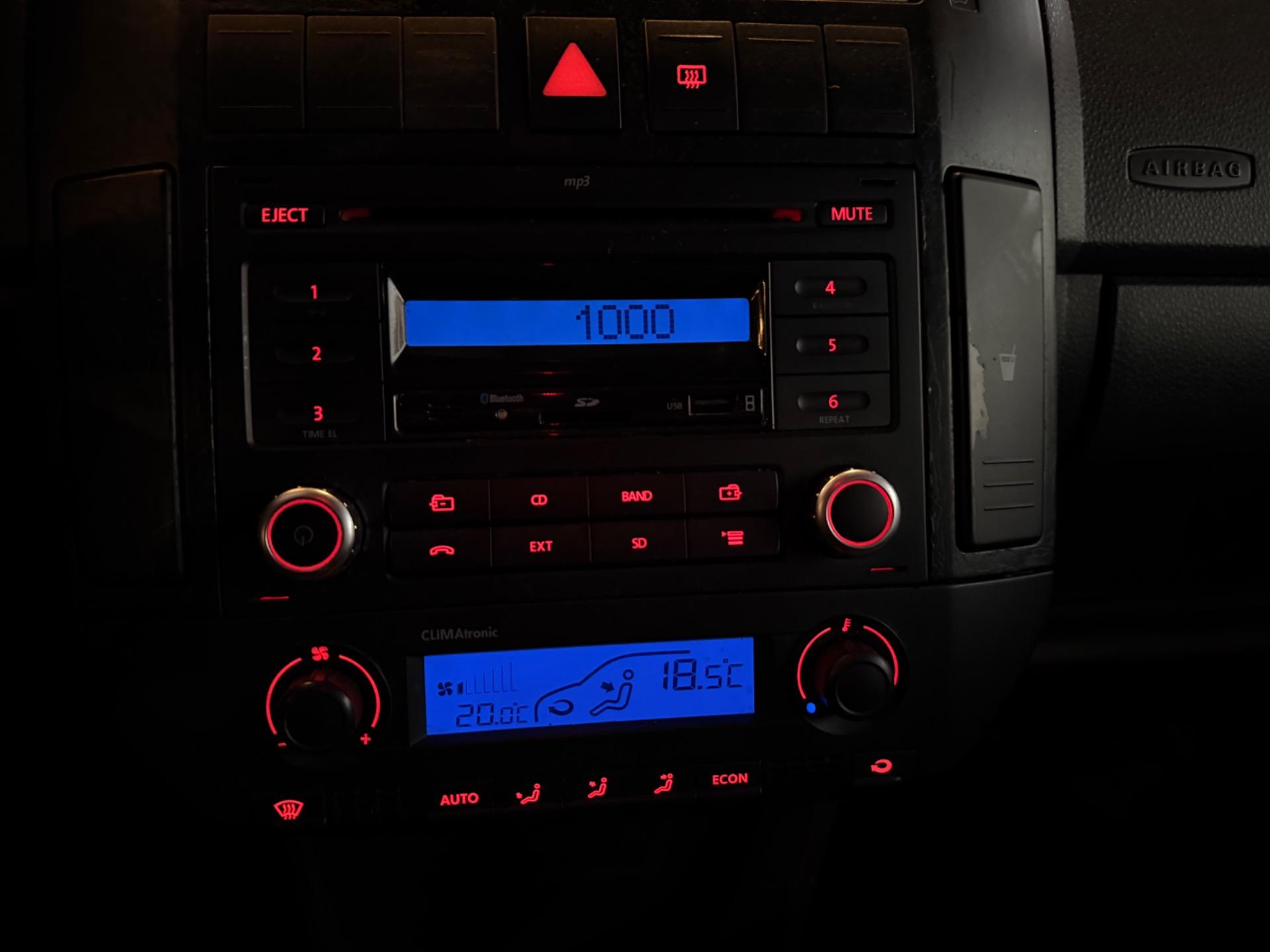 VOLKSWAGEN Polo Sedan - Foto