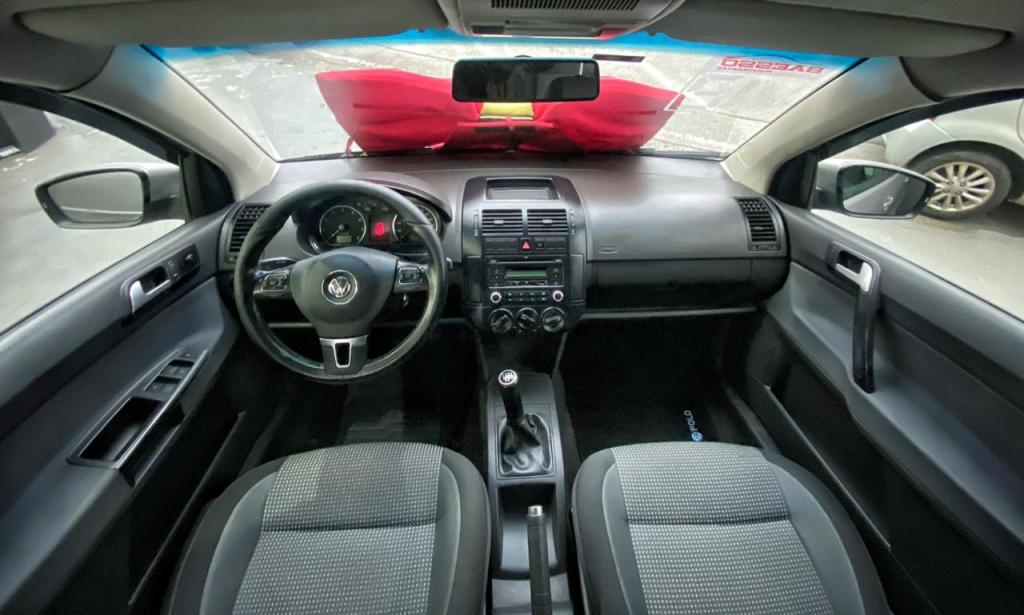 VOLKSWAGEN Polo Sedan - Foto