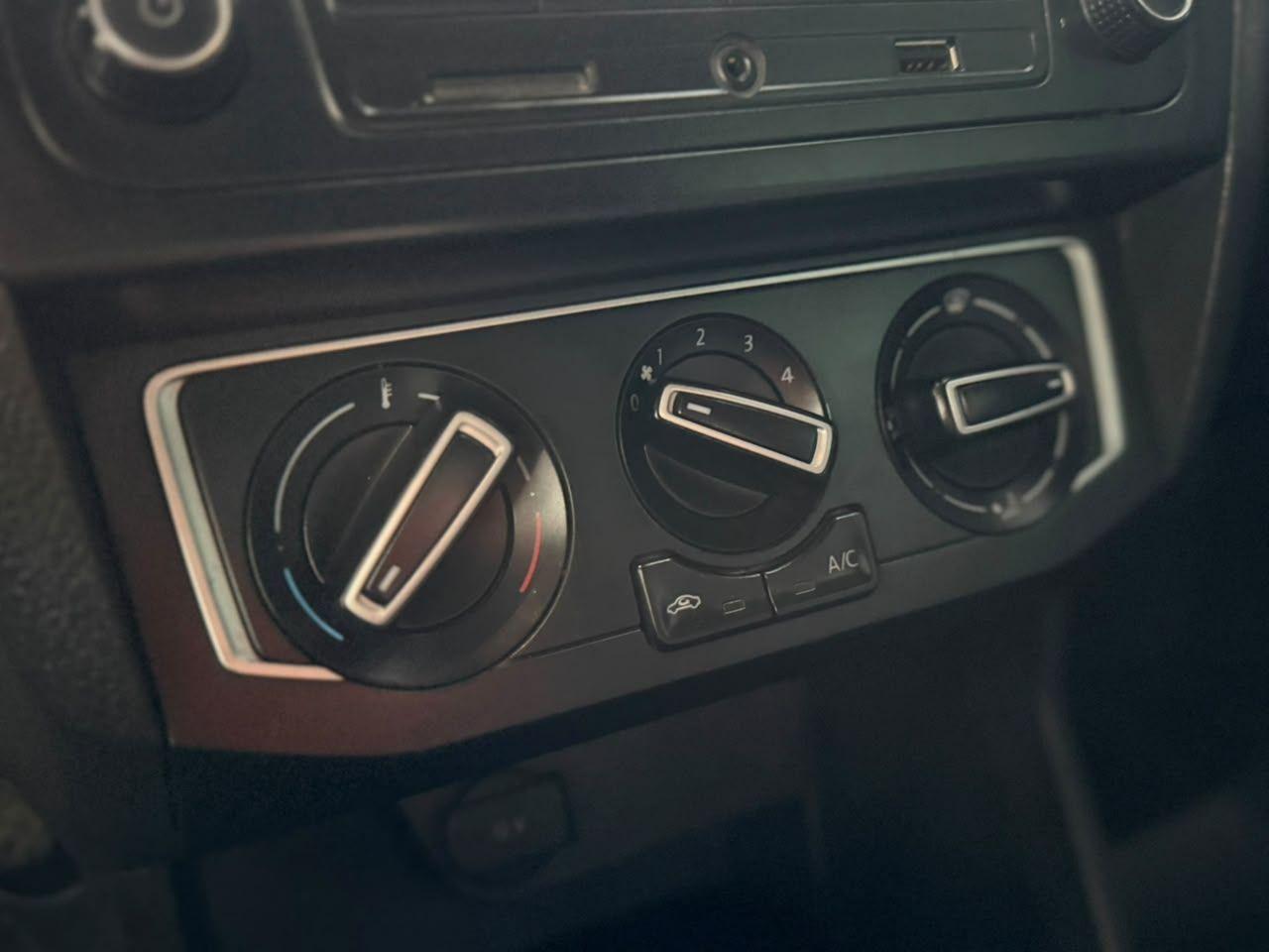 VOLKSWAGEN Saveiro - Foto
