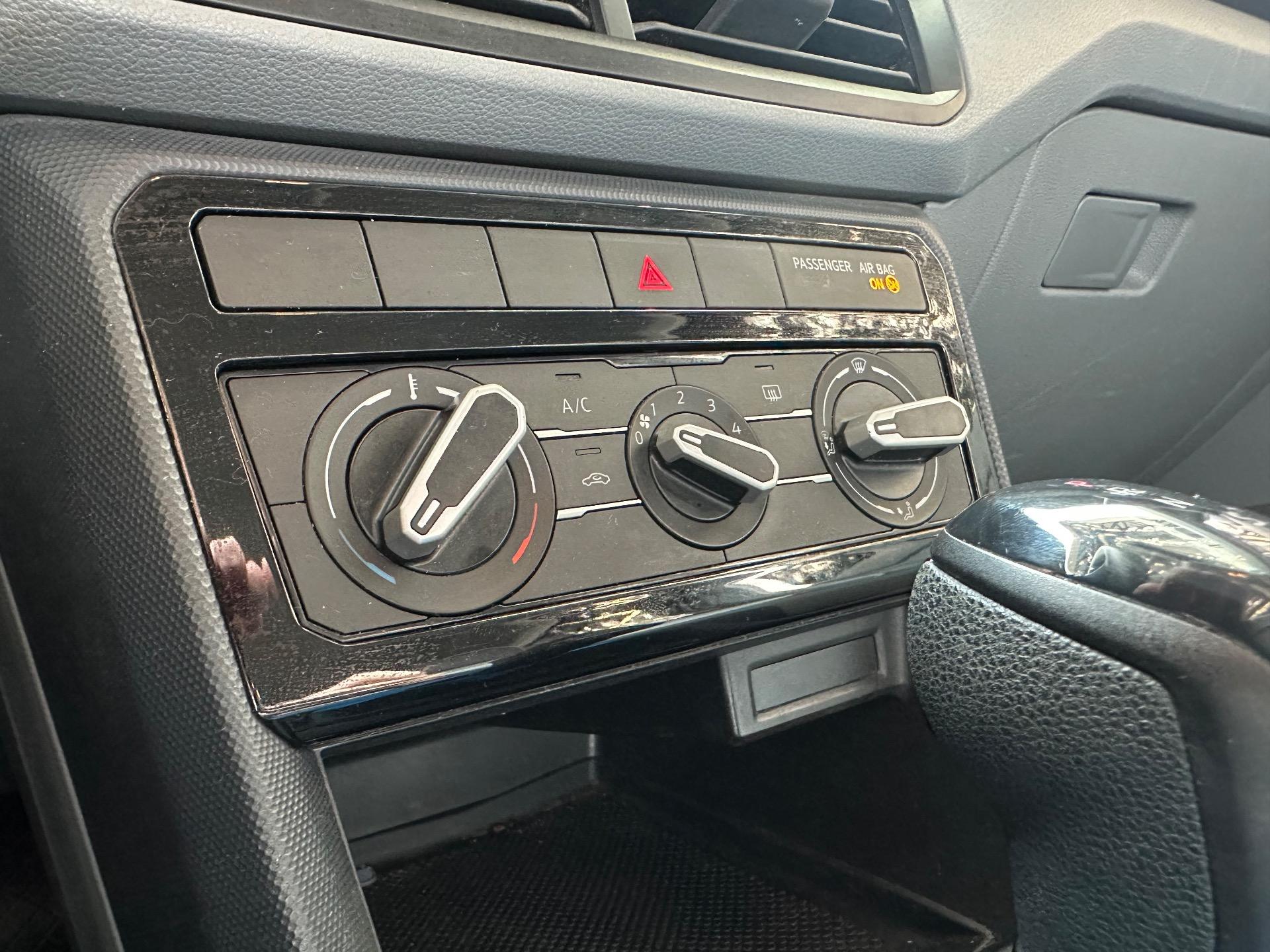 VOLKSWAGEN T-Cross - Foto