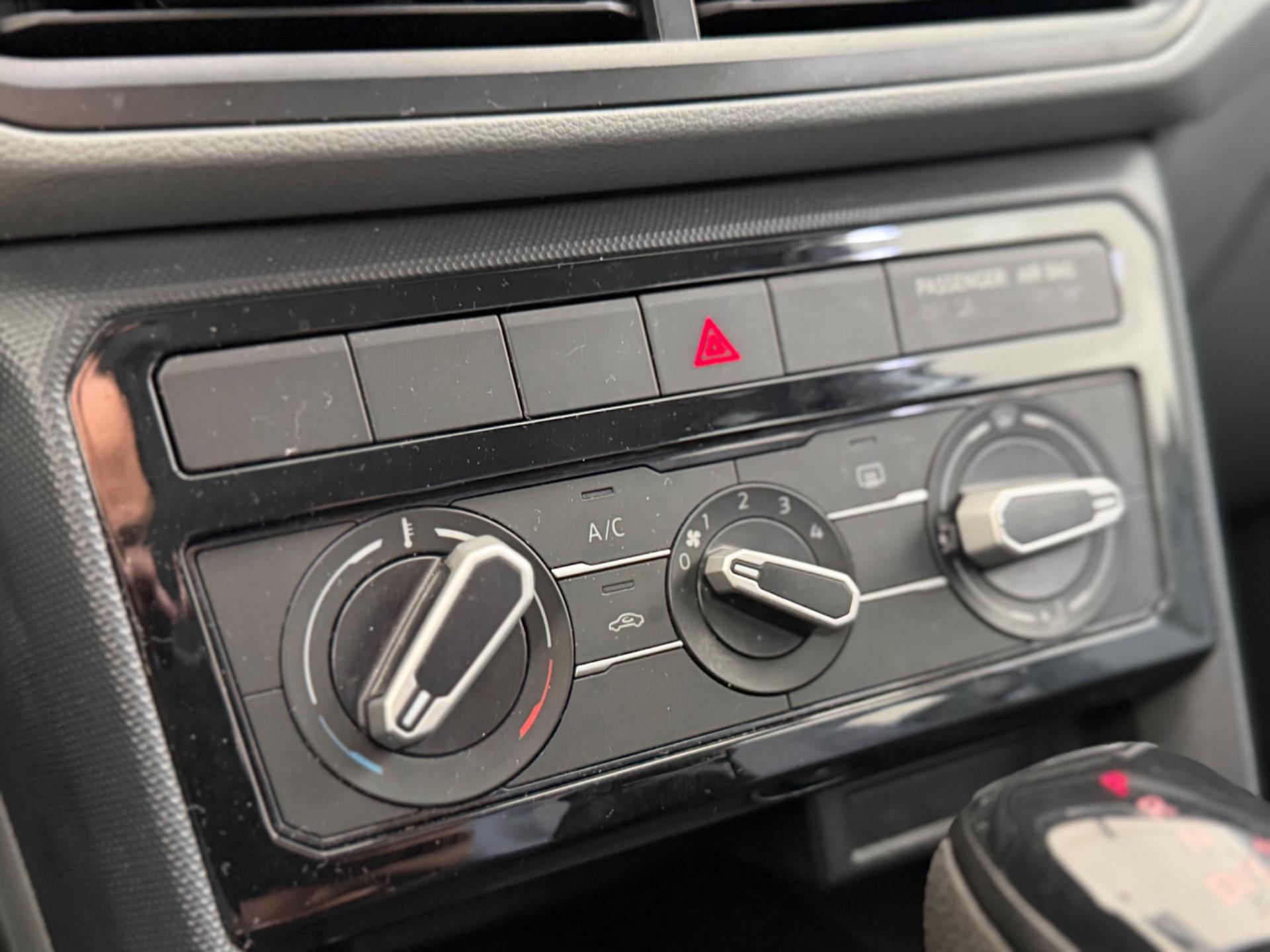 VOLKSWAGEN T-Cross - Foto