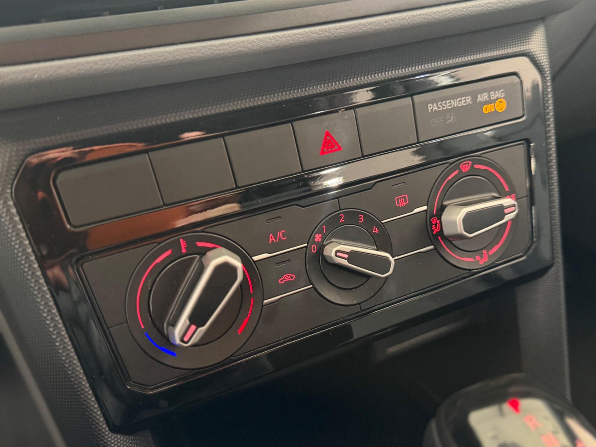 VOLKSWAGEN T-Cross - Foto