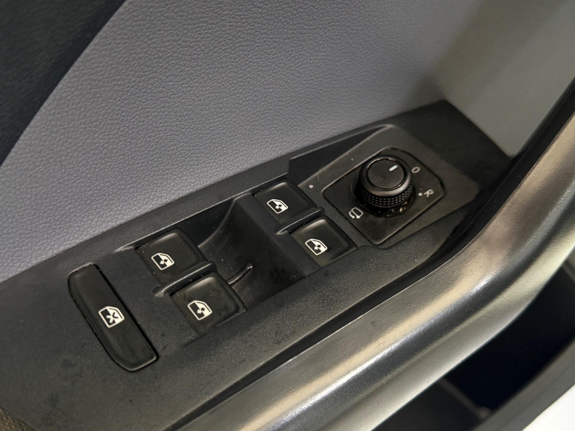 VOLKSWAGEN T-Cross - Foto