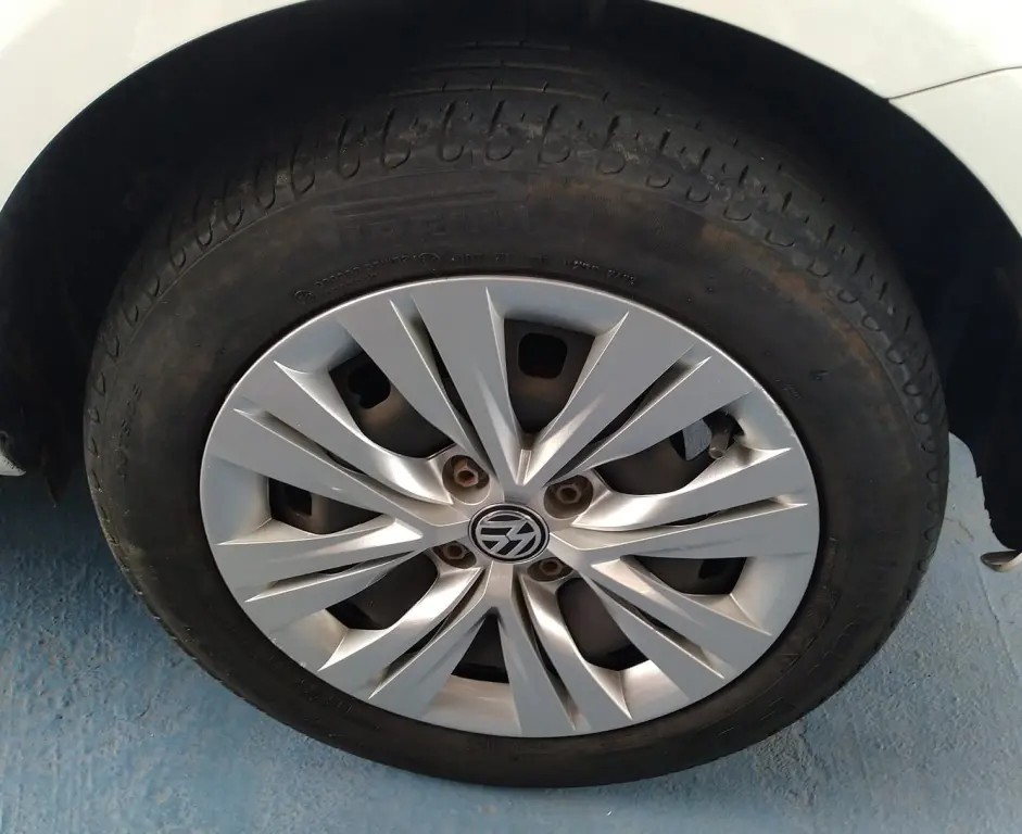 VOLKSWAGEN Voyage - Foto