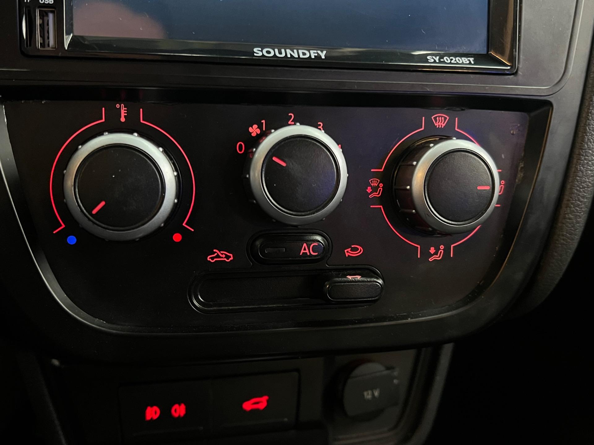 VOLKSWAGEN Voyage - Foto