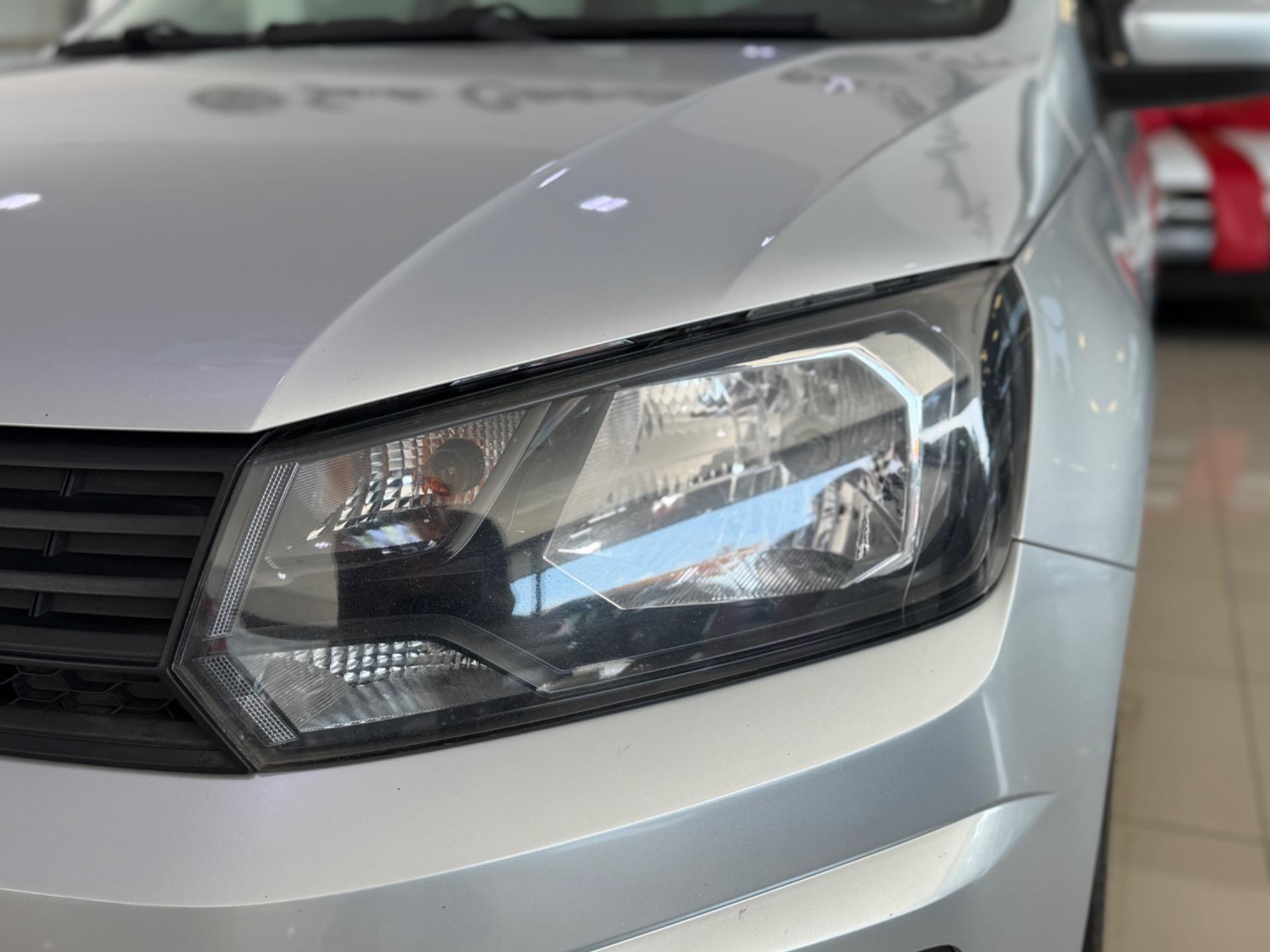 VOLKSWAGEN Voyage - Foto