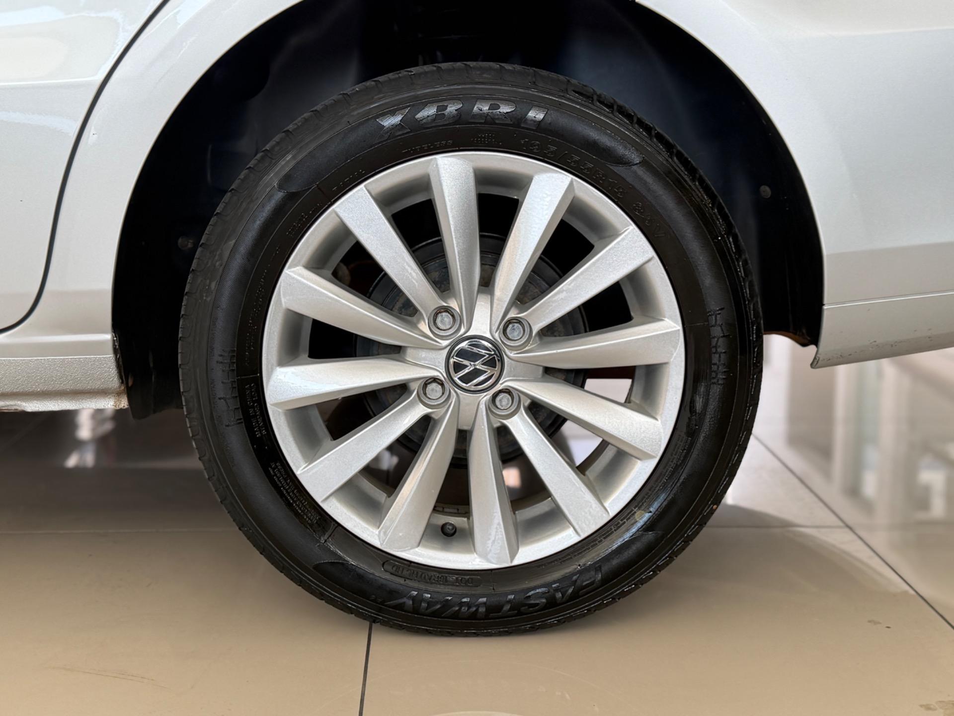 VOLKSWAGEN Voyage - Foto