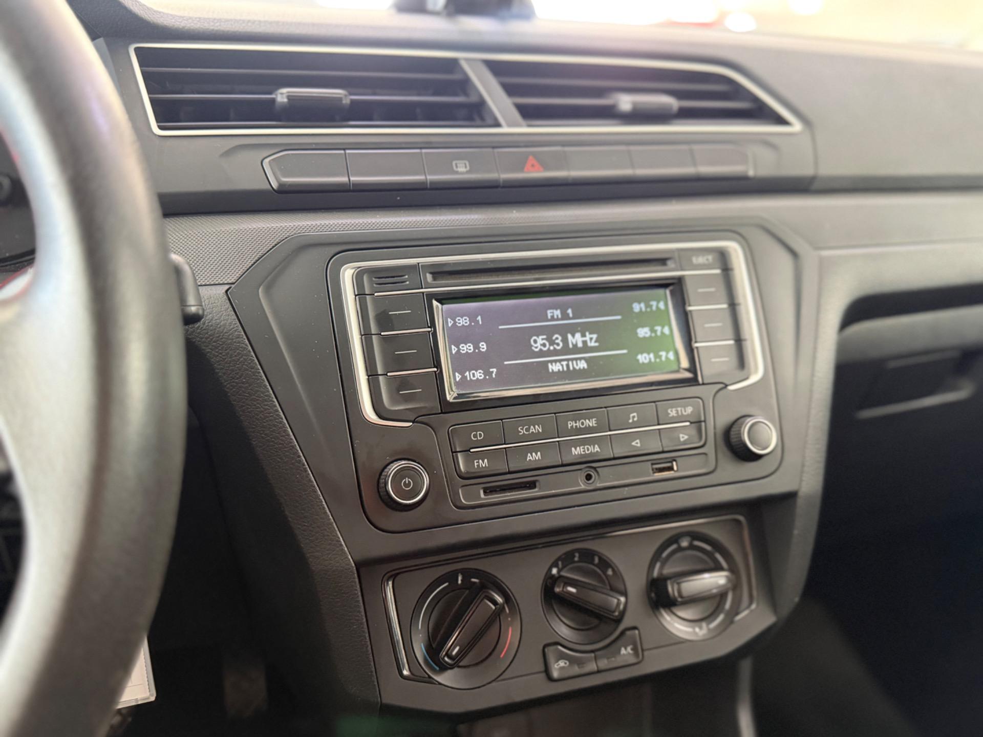 VOLKSWAGEN Voyage - Foto