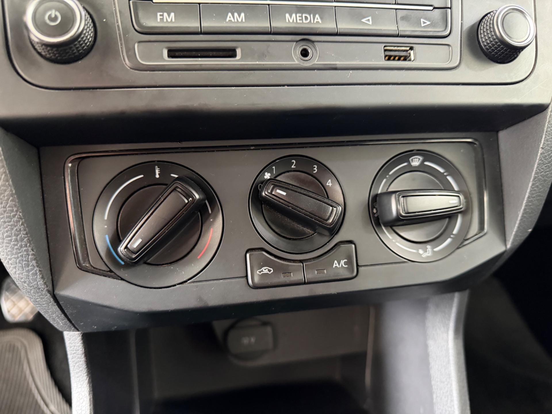 VOLKSWAGEN Voyage - Foto