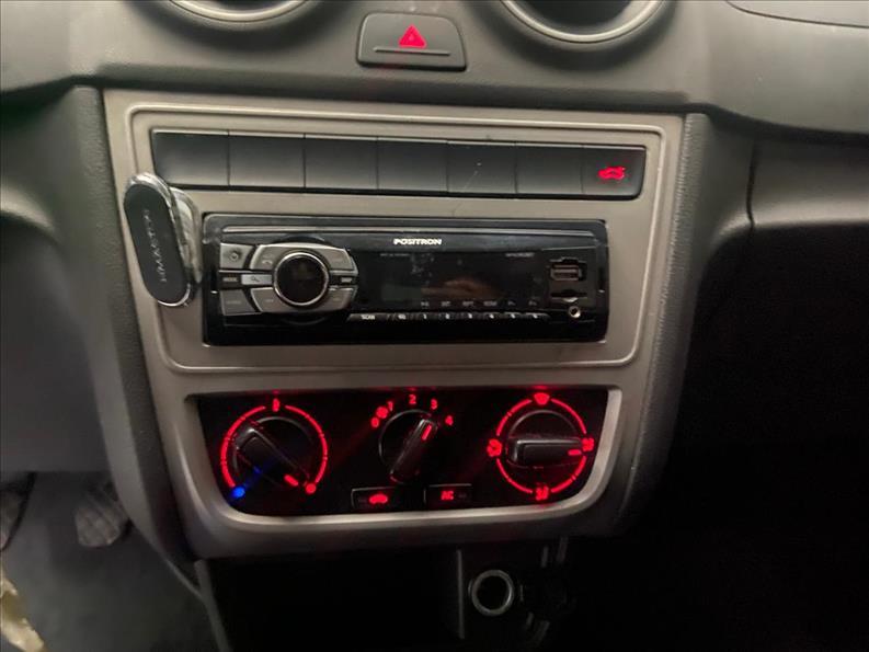 VOLKSWAGEN Voyage - Foto
