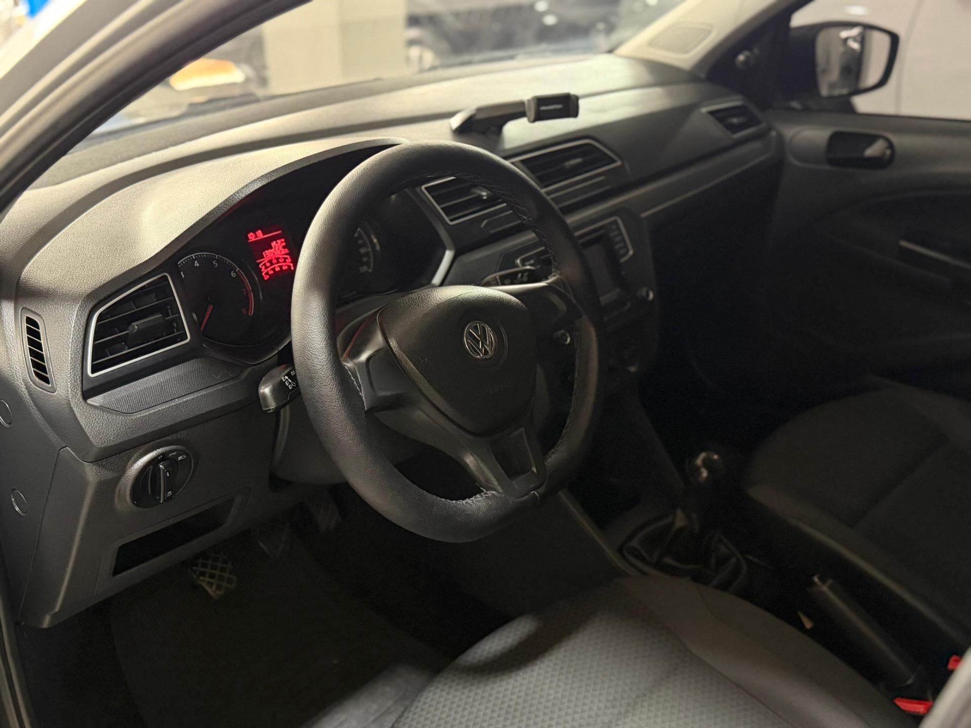 VOLKSWAGEN Voyage - Foto
