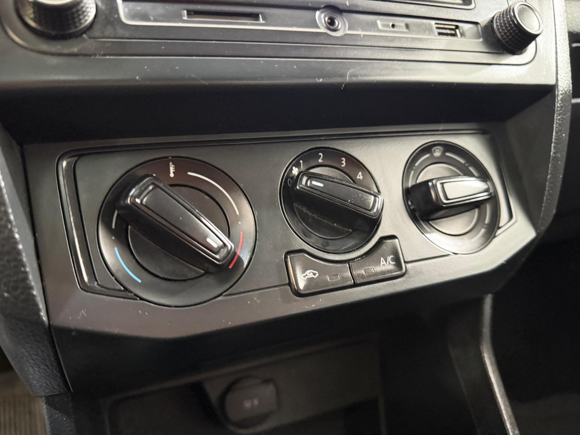 VOLKSWAGEN Voyage - Foto