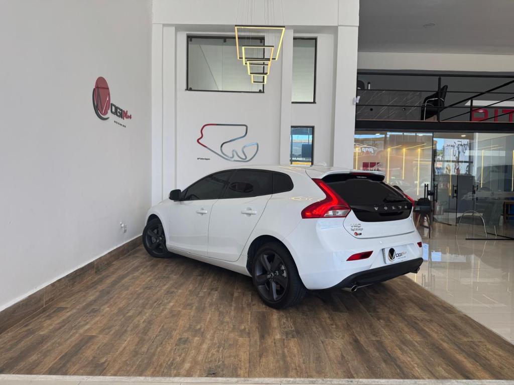 VOLVO V40 - Foto